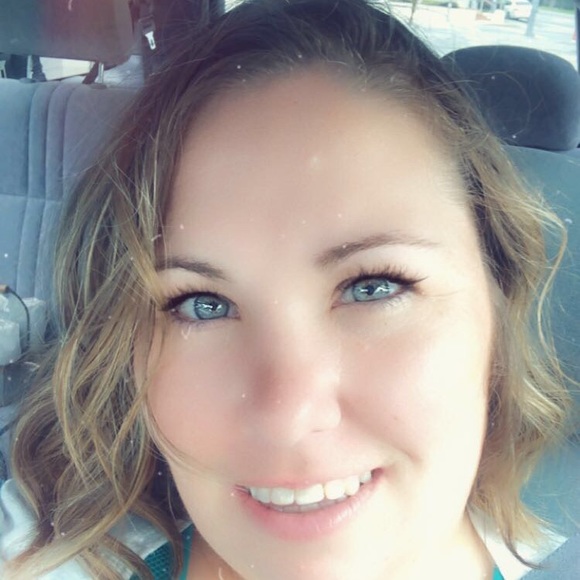 💜💜Meet your Posher, Taylor💜💜 - Picture 3 of 5